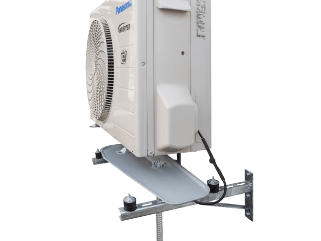 Pancake 3 NEO dräneringstråg med dräneringskit under en Panasonic värmepump